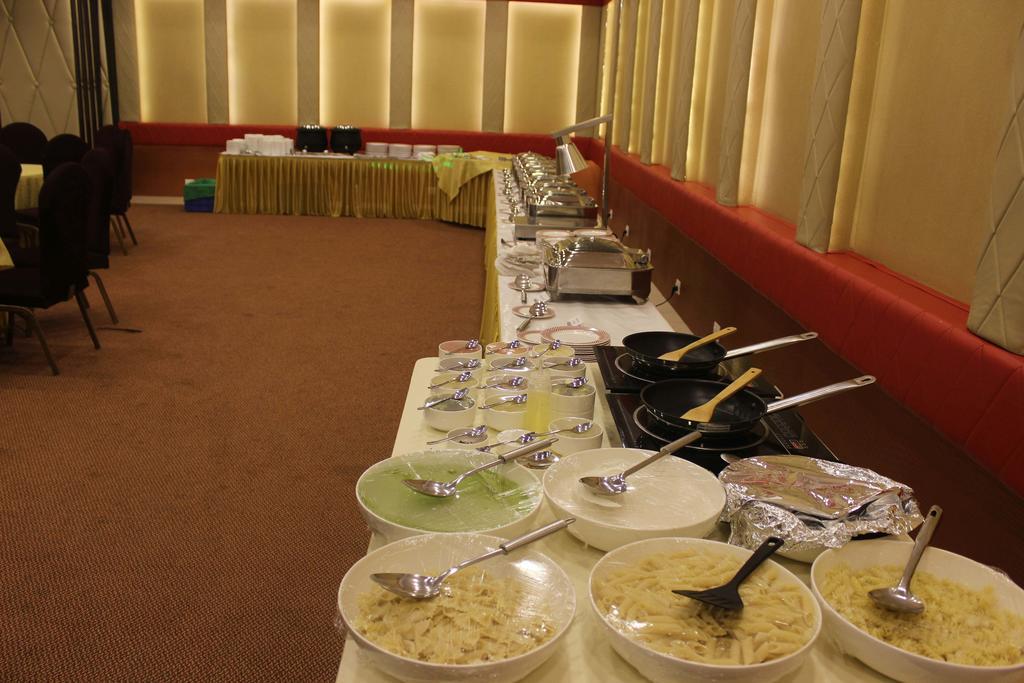 Xenious World Square Hotel غازي أباد المظهر الخارجي الصورة